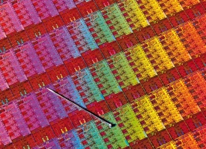  Silicijeva rezina s procesorji z arhitekturo Haswell, na katero je položen majhen žebljiček