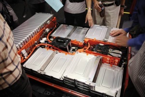 V električne avtomobile vgrajujejo velike Li-ion baterije z nekaj tisočkrat večjo zmogljivostjo kot v prenosnih računalnikih. Na fotografiji komplet baterij z zmogljivostjo 24 kWh za Nissan Leaf. Vir: Nissan