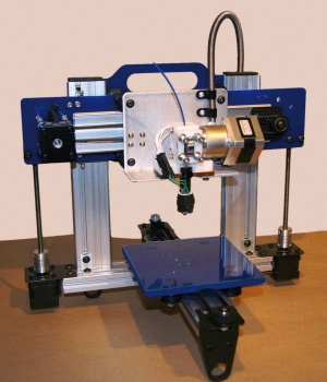 3D tiskalnik s kovinskim in plastičnim ogrodjem, ki ga lahko izdelamo z ročnim orodjem.