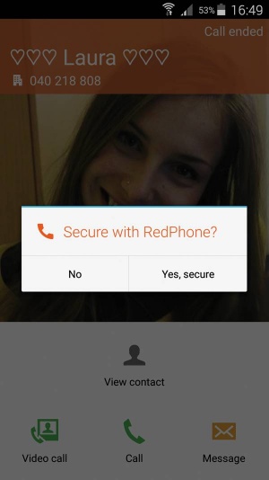 RedPhone izvrstno sodeluje s privzeto aplikacijo za klicanje. Ob izboru prijatelja z isto aplikacijo na drugi strani nam sam ponudi šifriranje klica.