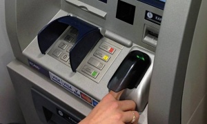 V prihodnosti se obeta še več bankomatov, ki prepoznavajo prstne odtise. Slika: Guardian.
