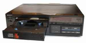 Prvi komercialni predvajalnik CDjev – Sonyjev CDP-101