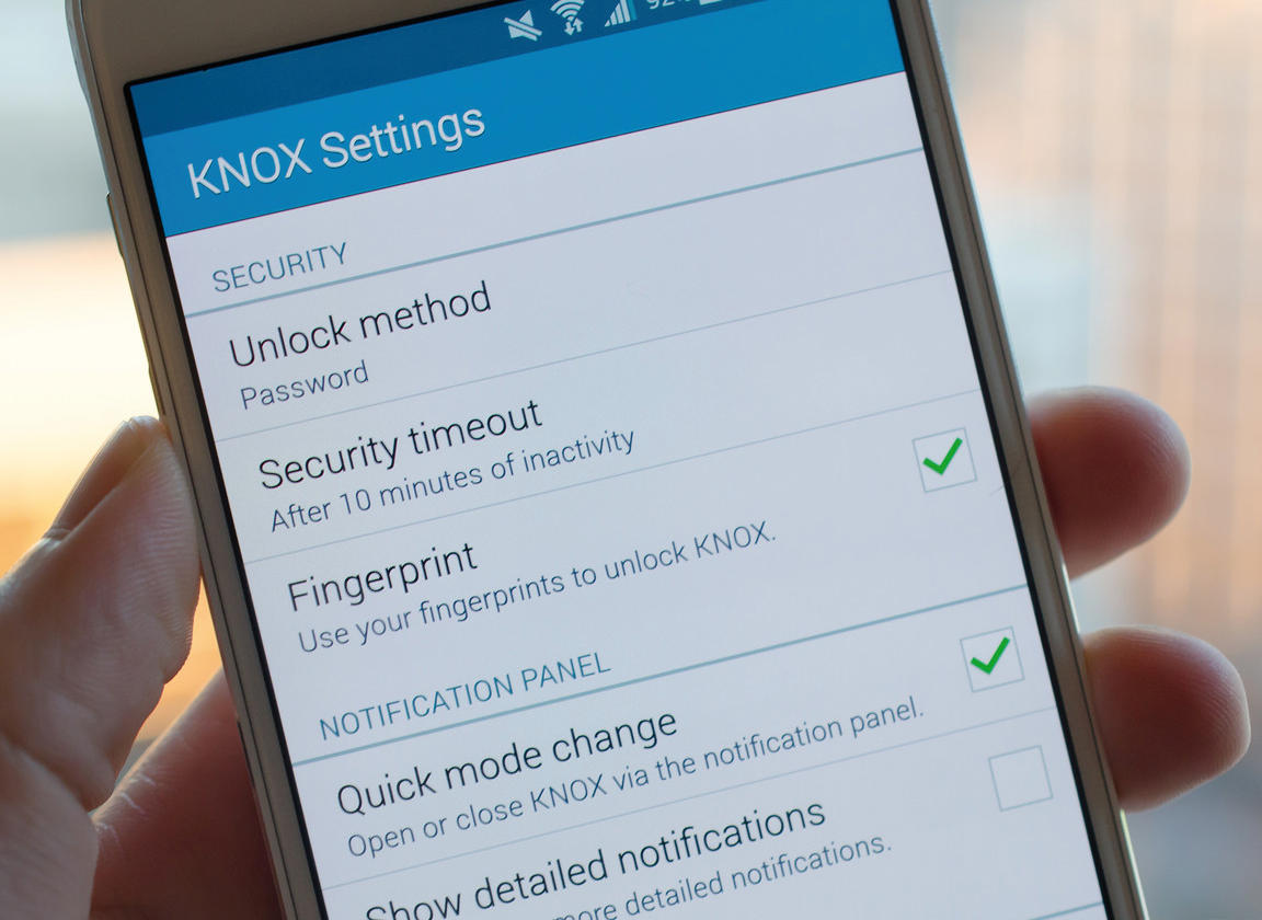 Samsung Knox s pridom uporablja tudi bralnik prstnih odtisov, s katerim se avtentifikacija uporabnika še dodatno pohitri in vsebine prikažejo hitreje.