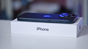 Apple bo telefone posodabljal kar v neodprtih škatlah