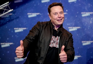 Tesla želi Musku na vsak način izplačati 56 milijard USD