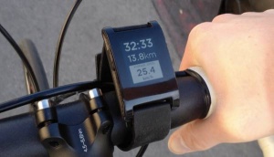 Zapestno uro Peeble lahko uporabljamo za različne namene, na primer kot kolesarski merilnik