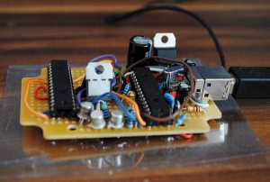 Doma narejen programator mikrokrmilnikov, ki deluje preko vodila USB 2.0