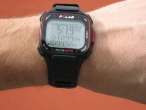 Polar RC3 je velika, a lahka športna ura s preglednim zaslonom.