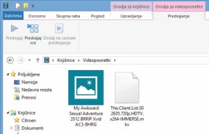 Če se v Raziskovalcu premikamo po datotekah, ki so znane operacijskemu sistemu, nam bo trak ponudil vrsto ukazov, ki jih lahko izvedemo z njimi. Predvsem so zanimive večpredstavne datoteke, saj jih lahko takoj poženemo v programu Media Player. 