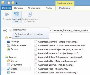 Ko v Raziskovalcu izberemo mapo, katere vsebino pozna, denimo mapo Glasba, se bodo ukazi traku prilagodili vsebini. V tem primeru nam je na voljo preprost, a učinkovit predvajalnik glasbe.