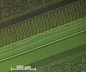 Podatkovni zapis na feromagnetni plošči pod elektronskim mikroskopom