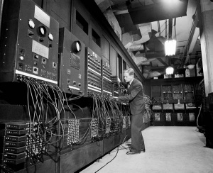 Gmota elektronk, znana tudi kot ENIAC, ki jo je ameriška vojska zgradila z namenom računanja najrazličnejših lastnosti orožij.