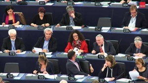 Slovenska poslanka v evropskem parlamentu, Mojca Kleva Kekuš, je parlamentu 21. maja predstavila poročilo o davčnih goljufijah in oazah, ki je bilo potrjeno z veliko večino.