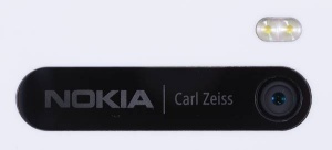 Nokia Lumia 920 se hvali z optiko Carl Zeiss, dodatna posebnost pa sta še kar dve ledici, ki nadomeščata bliskavico.