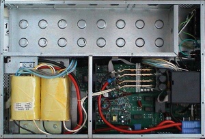 Notranjost aktivnega brezprekinitvenega napajalnika APC Smart UPS 2200