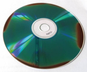 Nekateri optični nosilci slabše kakovosti preprosto niso kos zobu časa. Ploščke CD in DVD velja zato tu in tam preveriti, ali še hranijo zaupane informacije, in jih po potrebi tudi znova zapisati (na nove nosilce, se razume).