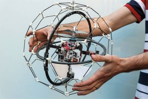 Gimball je domiseln način, kako robotskim helikopterčkom omogočiti letenje tudi ob manjših trkih.