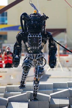 Najnaprednejši prototip je Boston Dynamics predstavil na tekmovanju DARPA, prvič v posnetku človeške podobe.