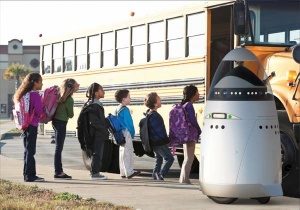 Značilno ameriška poteza – robot, ki skrbi za varnost v soseski. Za zdaj k sreči le s snemanjem dogajanja in alarmiranjem ob morebitnih težavah.