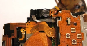 Elektronska vezja znotraj digitalnega fotoaparata so tako na miniaturnih ploščicah tiskanih vezij kot na plastičnih trakovih. Slednje je skoraj nemogoče popravljati.