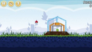 Jezni ptiči so se namnožili na najrazličnejše konce, a izvirnik ostaja ena izmed zabavnejših in bolj ljubkih iger na iOS.