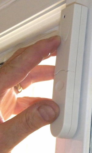 Nameščanje magnetnega tipala na vhodna vrata, ki zazna odpiranje vrat