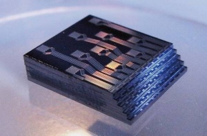 Primer 3D-dizajna zlaganja čipov v višino.