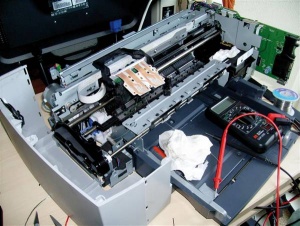Brizgalni tiskalnik med popravilom. Na sliki vidimo tudi upogljiva tiskana vezja.