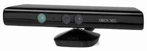 Kinect združuje več načinov zaznavanja 3D, zato ima več komponent: vir strukturirane svetlobe IR, kameri za vidno svetlobo in svetlobo IR, več mikrofonov in motor za sukanje naprave.