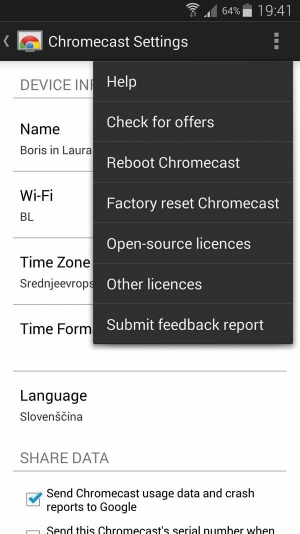 Chromecast je predvajalnik z izvirnim načinom povezovanja, kjer je telefon (tablica, računalnik) le pobudnik in nadzornik, vsebina pa se neposredno pretaka na zaslon, povezan z Googlovim ključkom HDMI. Telefon lahko zato med predvajanjem tudi ugasnemo.