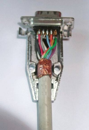 Odprta konektorja RS232 in VGA s pravilno prispajlanima kabloma.