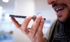 Značilna raba digitalnih pomočnic – narekovanje telefonu.