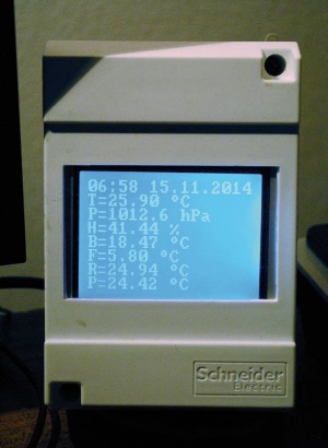 Doma narejen prikazovalnik GLCD z zaslonom na dotik, lastnim mikrokrmilnikom, ki prikazuje podatke z vremenske postaje v ohišju, sicer namenjenem za avtomatske omrežne odklopnike