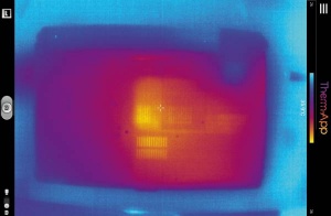 Tudi pogled na spodnjo stran prenosnega  računalnika odkriva topel izpuh ventilatorjev.