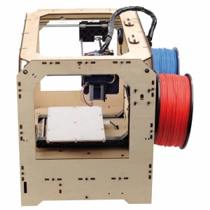 3D tiskalnik tipa RepRap z dvema iztiskalnikoma, ki omogoča tiskanje predmetov v dveh različnih barvah.
