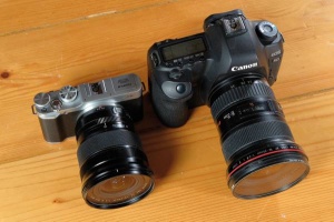Fuji X-M1 je v primerjavi s Canonom pravi malček