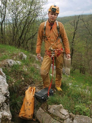 Takole izgleda prostovoljno mučenje s »prasico« in fotokovčkom. Pred vhodom v Burjo.