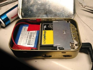 Predvajalnik MP3, vgrajen v škatlico za bonbone