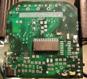 Ploščica tiskanega vezja za predvajalnik MP3 med ročnim spajkanjem elektronskih komponent