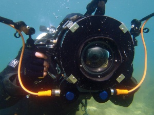 Resni podvodni fotografi bodo morali poseči po resni opremi – aparat DSLR z ohišjem, ki je po ceni primerljivo s samim aparatom.