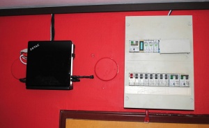 Mini PC kot upravljalni modul doma izdelanega sistema za avtomatizacijo doma, ki je hkrati tudi alarmni sistem