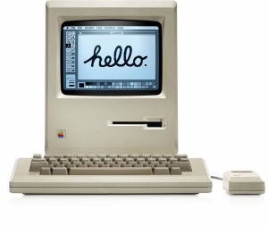 Applov Macintosh z vidno režo za 3 ½-palčno disketo.