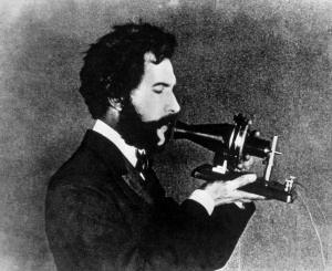 Alexander Bell z enim svojih prvih telefonov