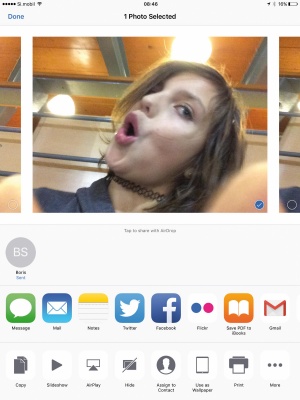 Z brezžično povezavo in Bluetoothom s tehnologijo AirDrop lahko med Applovimi napravami enostavno prenašamo fotografije, video posnetke, spletne naslove, lokacije in še kaj.