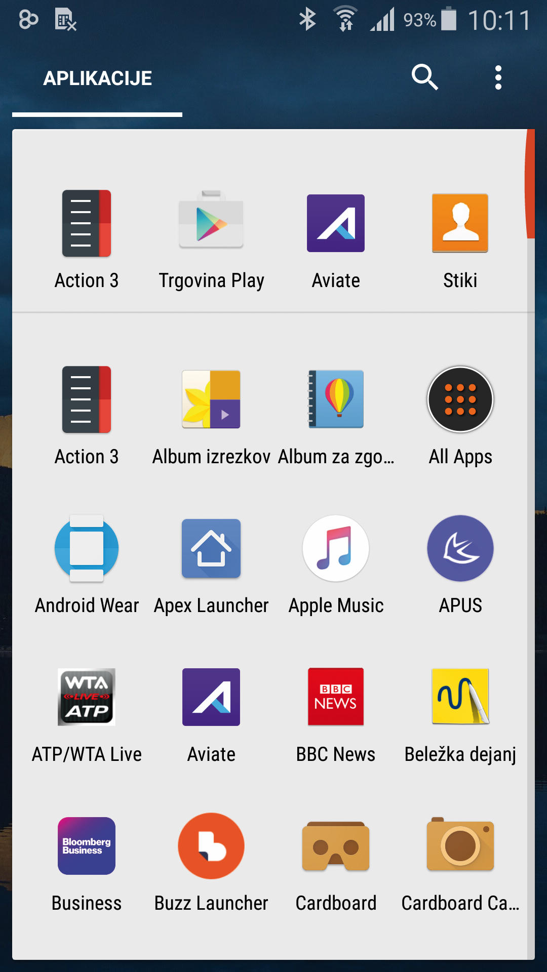 Med najboljše zmožnosti kralja med zaganjalniki, Nova Launcher, nedvomno sodi seznam z nameščenimi aplikacijami, ki med drugim podpira tudi iskalno vrstico, zbiranje v skupine ter uporabo zavihkov.