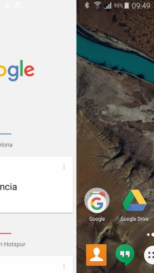 Osrednja naloga Googlovega zaganjalnika je spletno iskanje. Ime je dobil po pomagalu v obliki kartic, ki ga prikličemo s potegom prsta z leve na desno. 