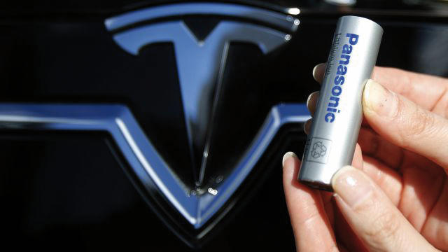 Teslini električni avtomobili uporabljajo preizkušene litij-ionske baterije NCA 18650. Model Tesla S z največjo zmogljivostjo 90 kWh jih ima 7616. Slika: Yuya Shino, Reuters