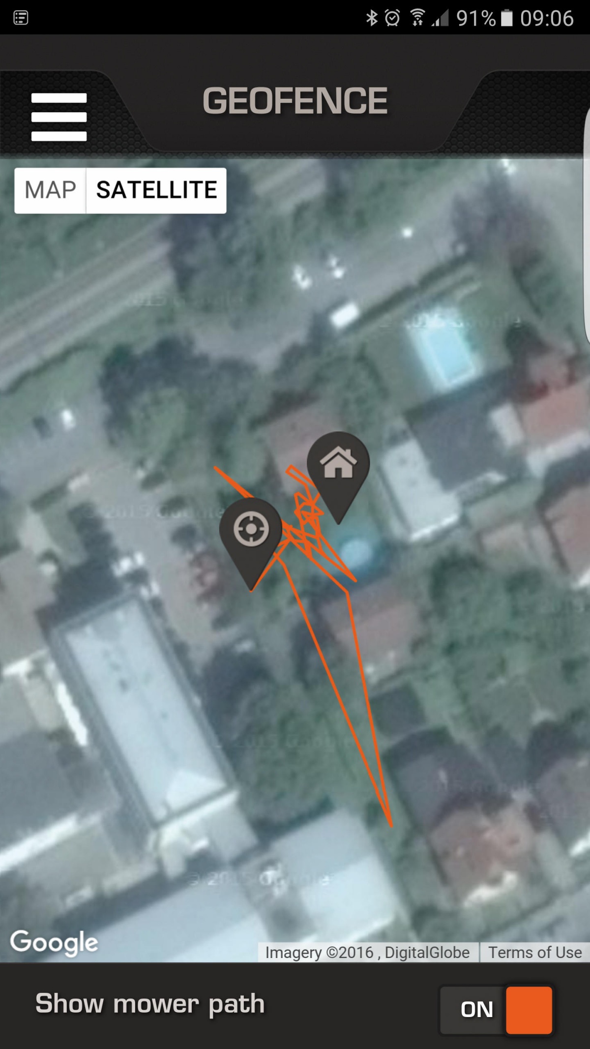 Na aplikaciji lahko spremljamo tudi delovno pot kosilnice, ki jo izrisuje vgrajeni GPS. Kot smo pri sistemu GPS že vajeni, se mu lahko kdaj tudi kolcne. 