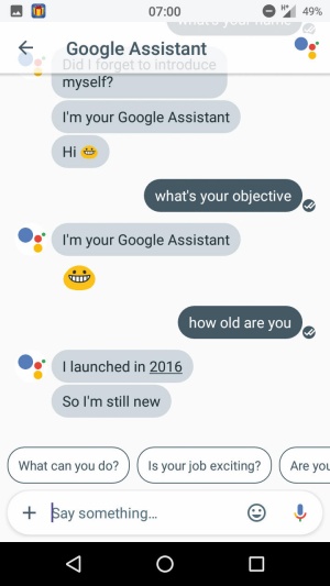 Uglajena Siri ali priljuden Googlov asistent