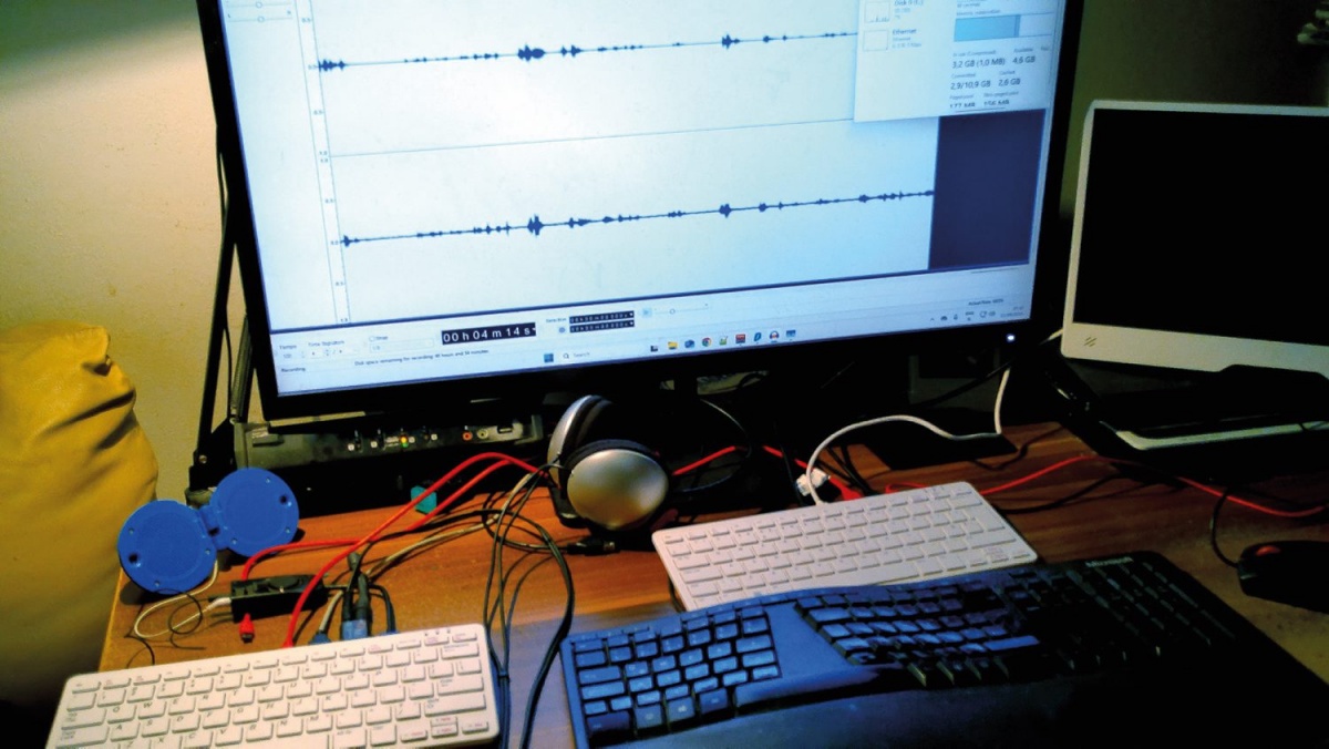 Digitalna avdio postaja z dvema zvočnima karticama USB na osnovi Raspberry Pi 500 z 8 GB RAM.